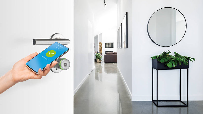 Handy am Tapkey Schliesszylinder, kann mit Handy bedient werden, DOM Tapkey Pro V2 einseitig oder beidseitig Bedienung mit Smartphone App-Steuerung